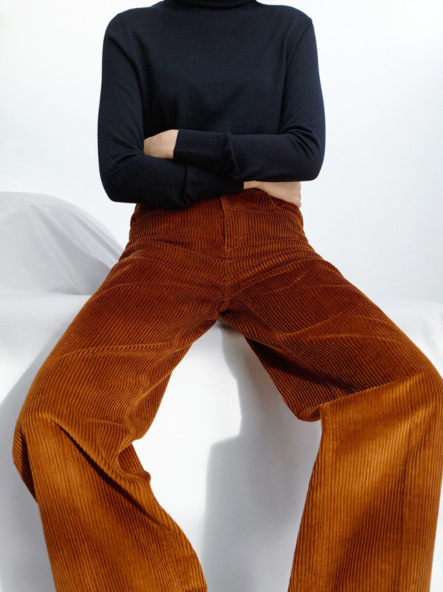 �troit pull bleu marine + pantalon large en velours marron mordor� = le bon mix