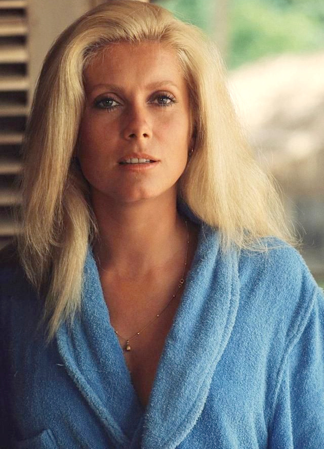 Blondeur + bleu azur = le bon mix