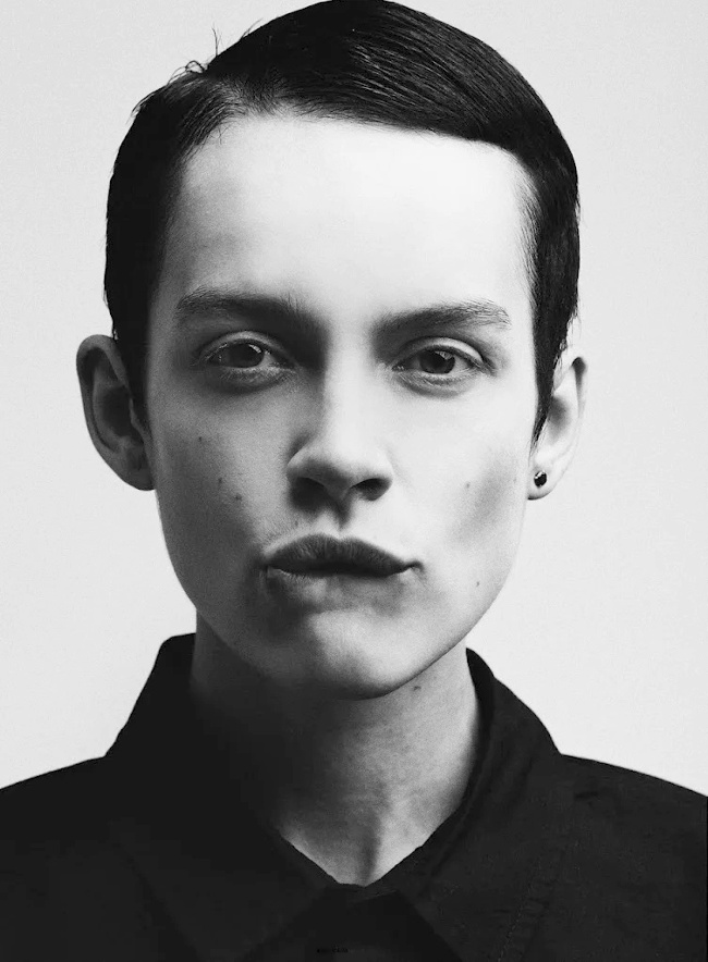 Coupe ultra courte + mimique malicieuse = le bon mix