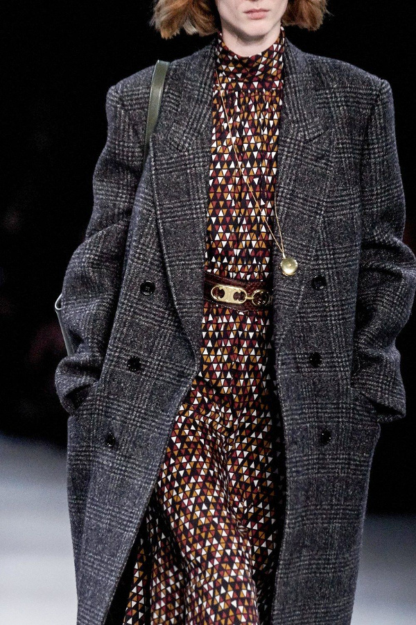 Oui au t�lescopage entre robe f�minine et manteau ultra masculin !