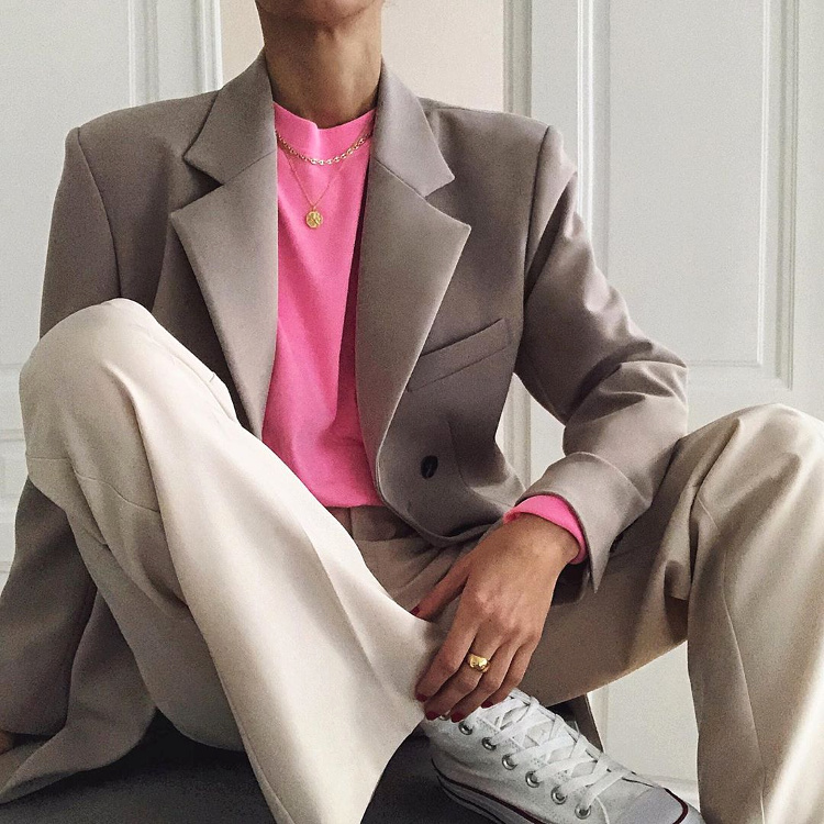 Pour ou contre une touche de fluo au sein d'un look classique ?