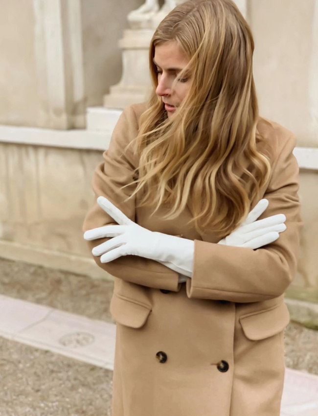 Pardessus camel + gants blancs = le bon mix