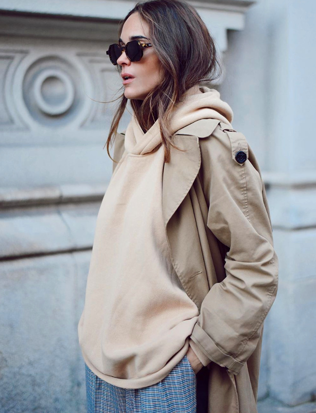 Sweat � capuche + trench = le bon mix