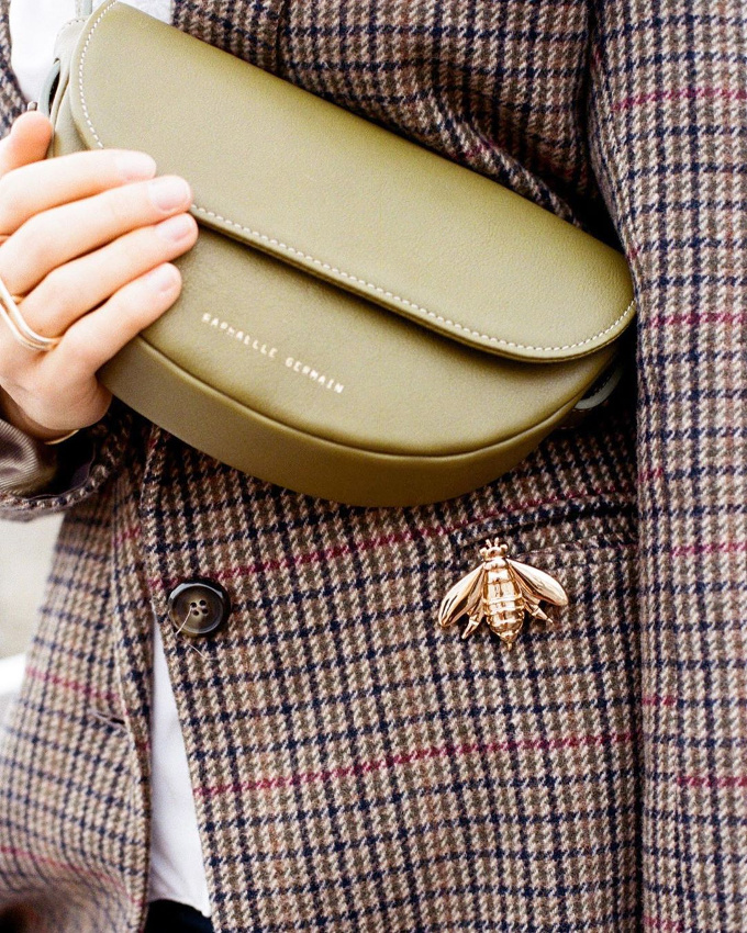 Poche passepoil�e + broche fantaisie  = le bon mix