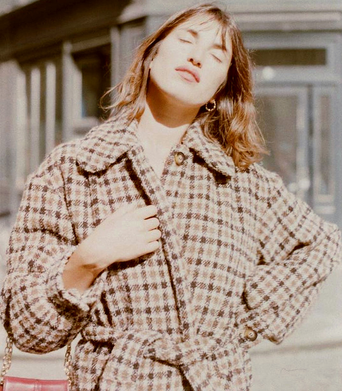 Manteau r�tro � carreaux caramel + petites boucles d'oreilles dor�es = le bon mix