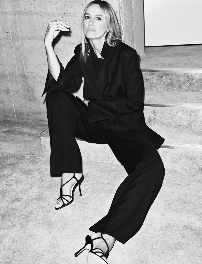 Costume noir un brin ample + sandales ultra d�nud�es = le bon mix