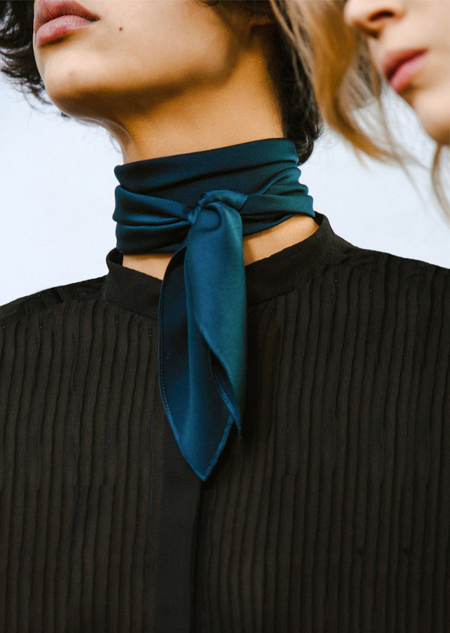 Pull noir col rond + foulard bleu nuit nou� pr�s du cou = le bon mix