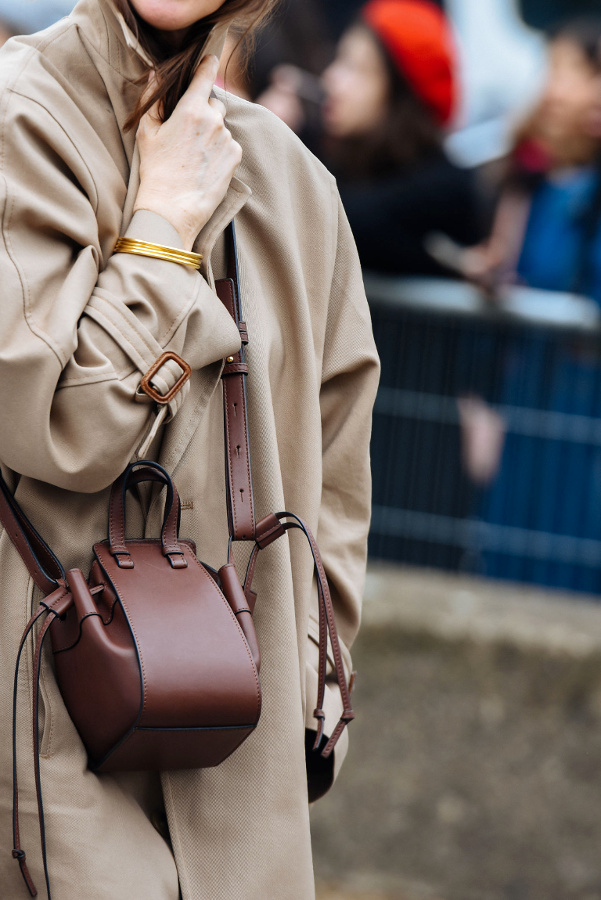 Joncs dor�s + ample trench mastic + petit sac marron = le bon mix
