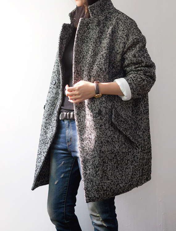 M�lant volume g�n�reux et tweed masculin, ce manteau a tout bon !