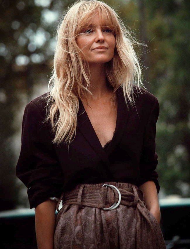 Pantalon ample taille haute + blouse d�collet� = le bon mix