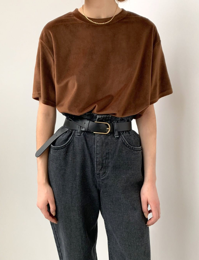 M�lant tee-shirt presque �l�gant, taille cintr�e, jean taille haute et tr�s fin collier dor�, ce look a tout bon !