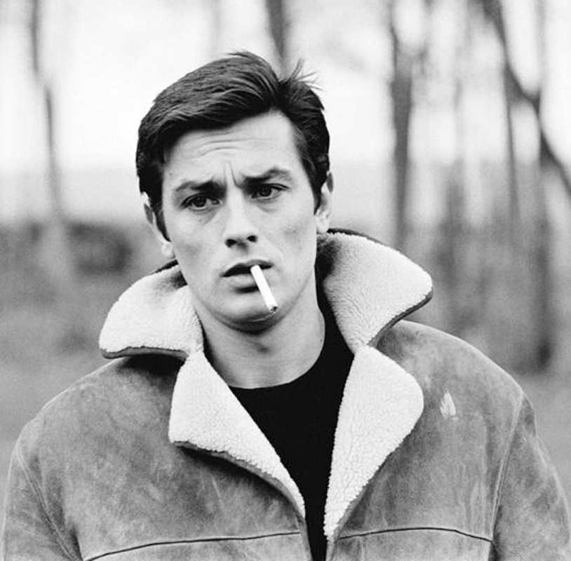 On piquerait bien � Alain Delon son blouson en peau lain�e !