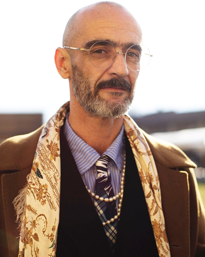 Pour ou contre le mix cravate/colliers de perles ?