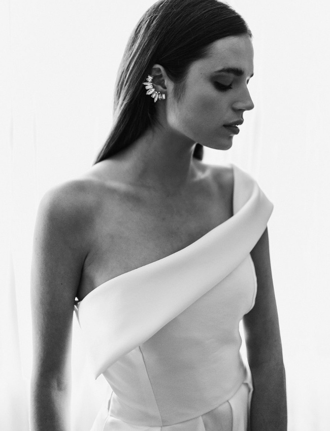 Toilette minimaliste immacul�e + bijoux n�o-rock = le bon mix