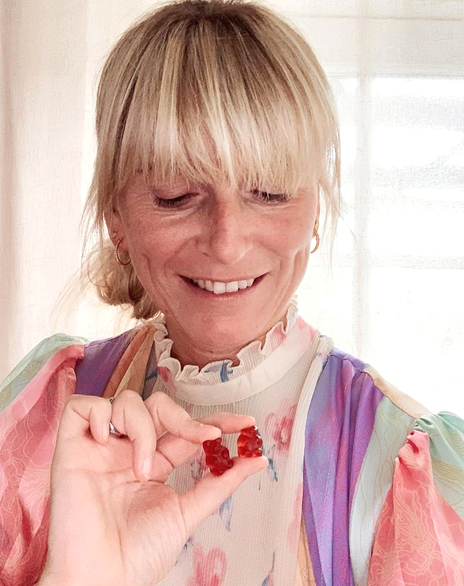 Robe de princesse victorienne arc-en-ciel + blondeur = le bon mix