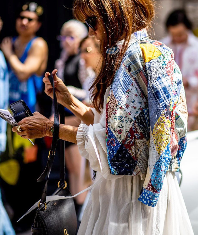 Robe blanche romantique + veste courte patchwork = le bon mix
