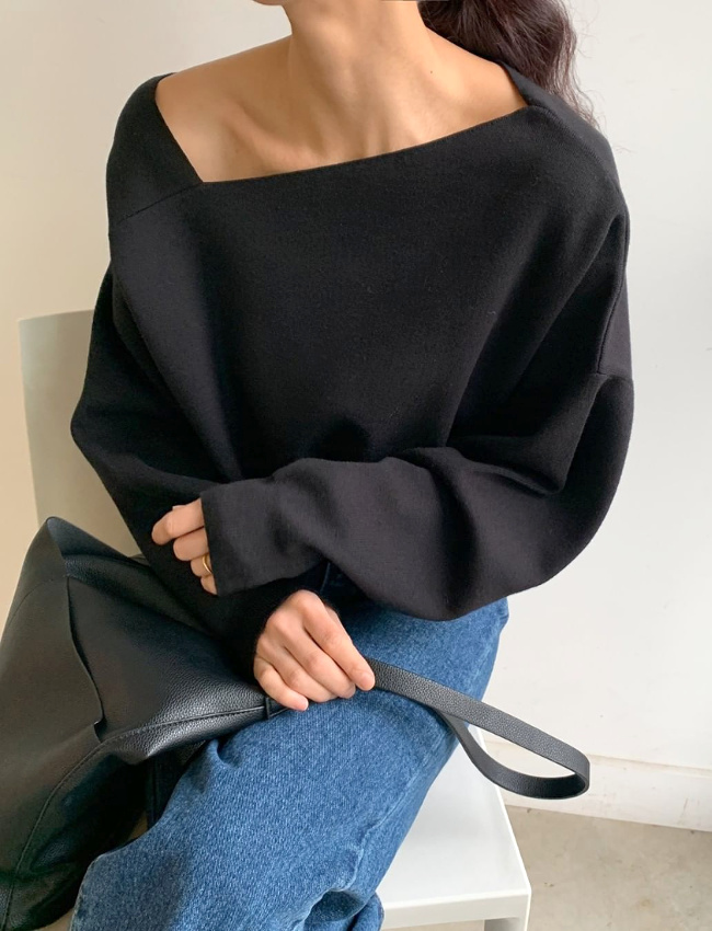 Asym�trique et �pur�e, cette encolure brille par son �l�gance minimaliste