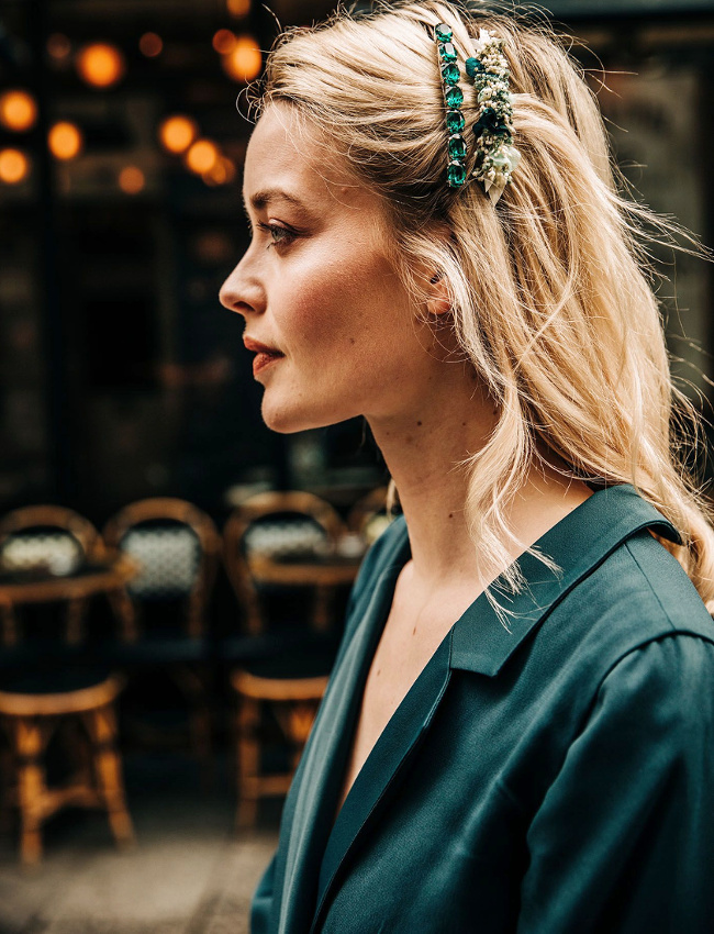 Veste sobre port�e � m�me la peau + barrettes faussement pr�cieuses = le bon mix