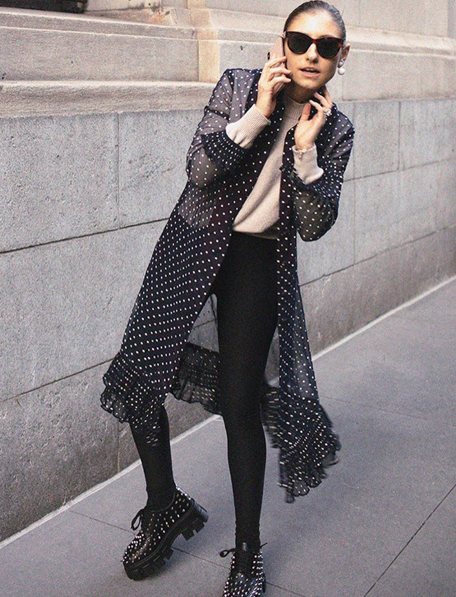 Rien de tel qu'une paire de derbies massives � semelles crant�es pour twister une robe chemise en mousseline !