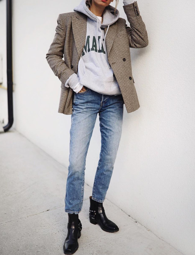 Oui au mix blazer en tweed/sweat � capuche/boots plates !