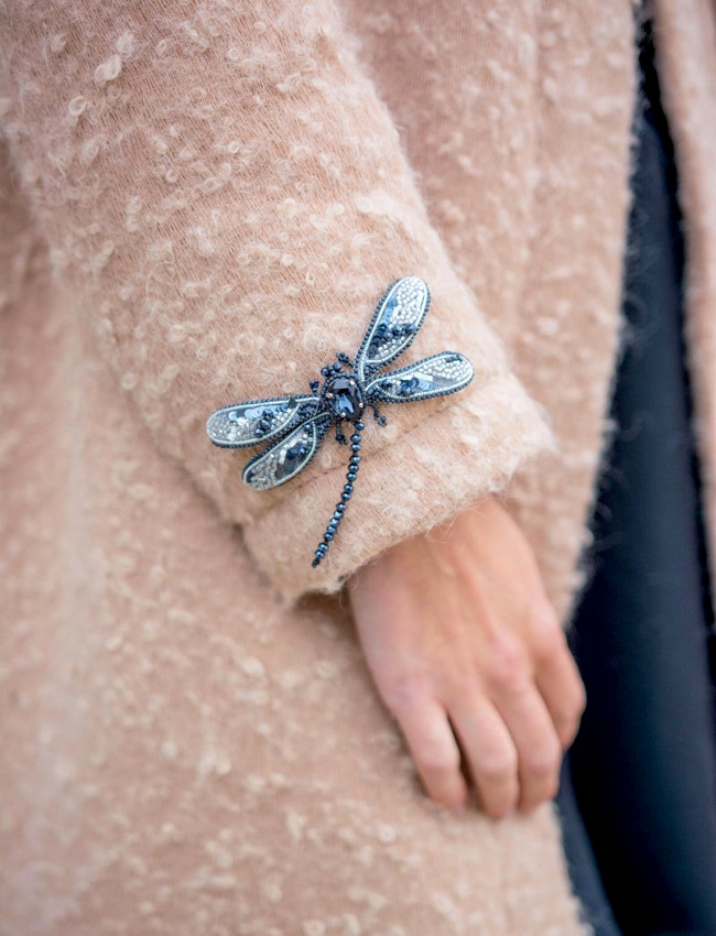 Rien de tel qu'une broche plac�e � un endroit insolite pour twister un v�tement classique !