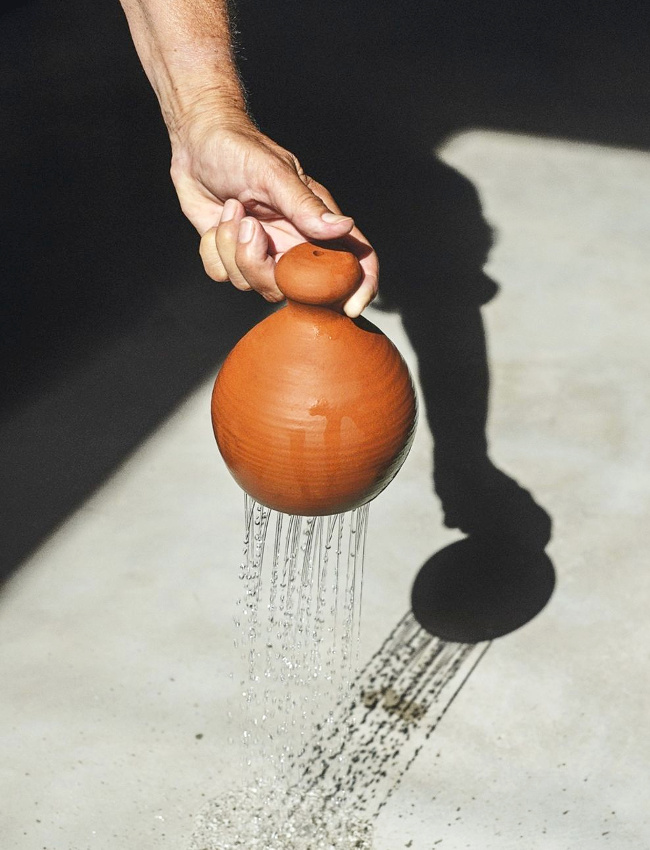 M�lant simplicit� et rondeur organique, cette chantepleure - arrosoir m�di�val - ne manque pas de charme !