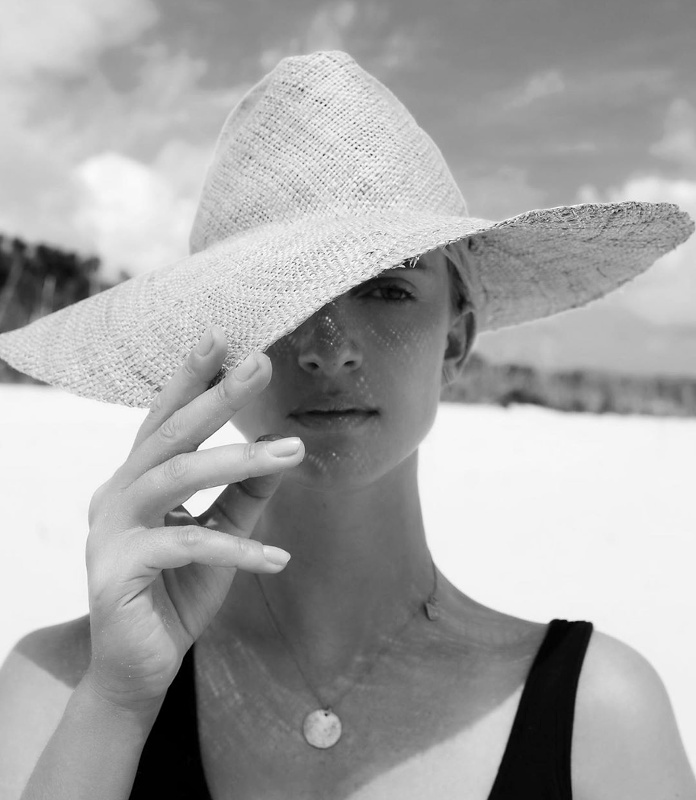 M�lant chapeau de paille, m�daille et maillot de bain une pi�ce noir, ce look de plage a tout bon !