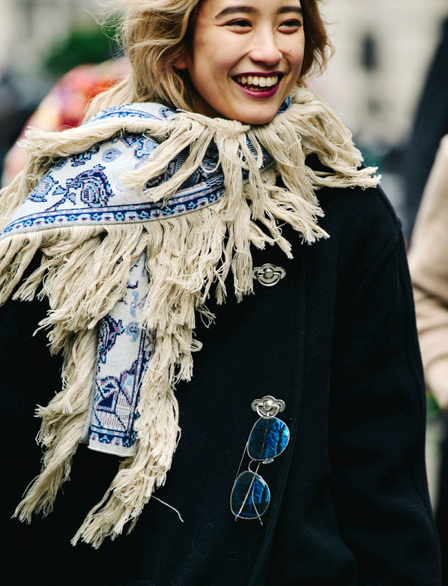 Ch�le frang� port� autour du cou + manteau monochrome = le bon mix