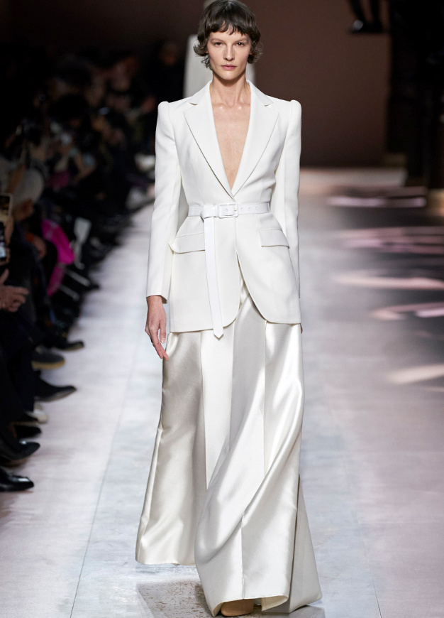 M�lant aust�rit� immacul�e et �l�gance faussement prude, cette silhouette Givenchy a tout bon !