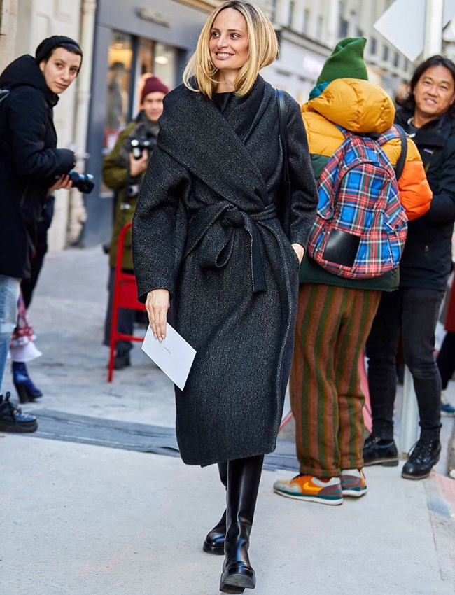 Bottes noires masculines + manteau gris ultra f�minin = le bon mix