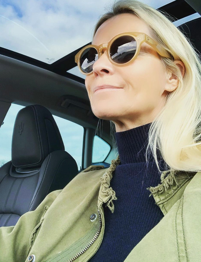 Bleu marine + kaki + blondeur = le bon mix