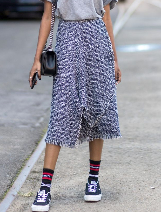 Oui � la jupe en drap de laine trait�e en mode casual/sporty !