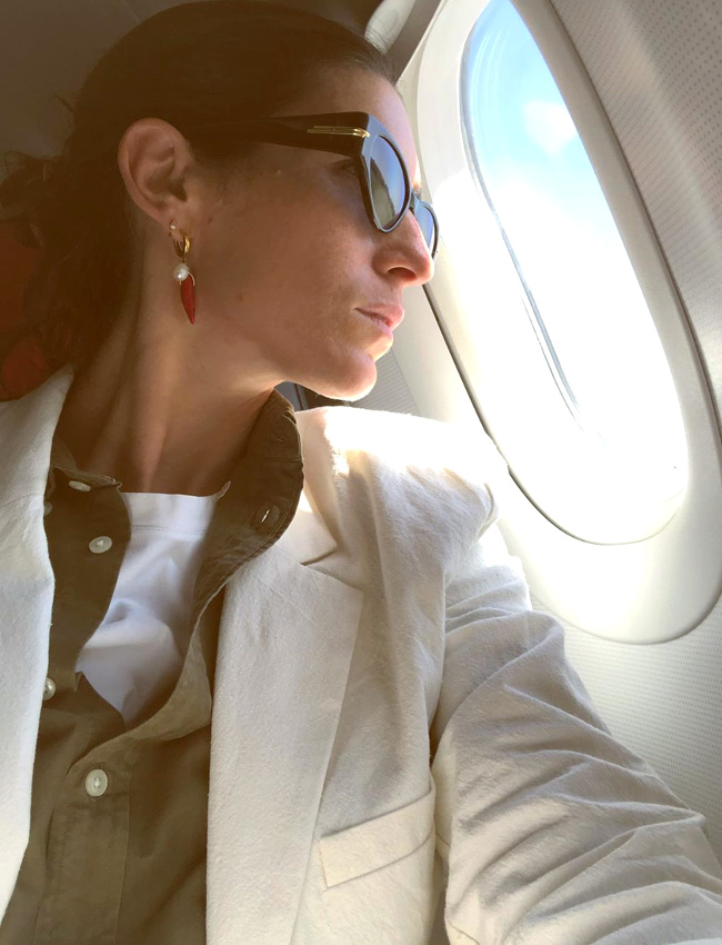 Blazer blanc cass� + chemise kaki + tee-shirt blanc = le bon mix