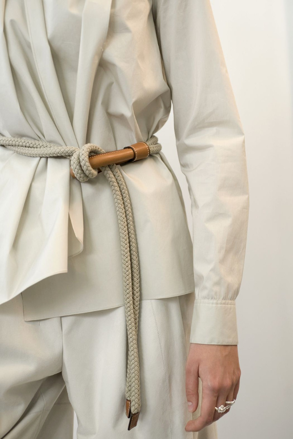 Accessoire esprit rustique + bijoux pr�cieux + tenue minimaliste = le bon mix