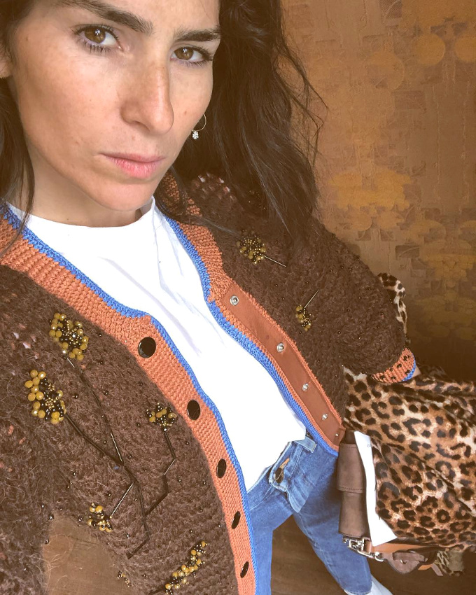 Rien de tel qu'un gilet joliment kitsch pour r�veiller le sage duo jean/tee-shirt blanc !