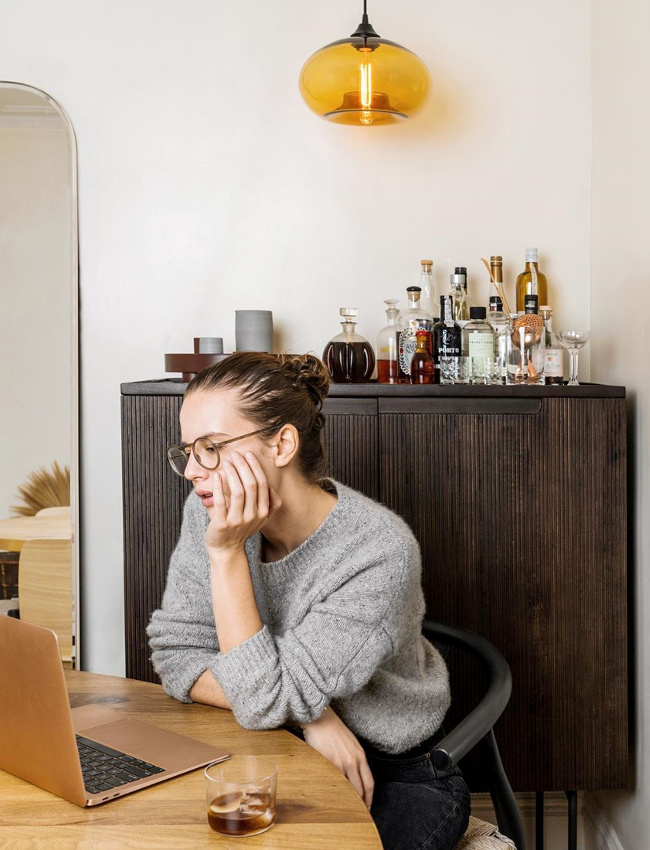 Chignon haut, lunettes, pull douillet et whisky � proximit� : la panoplie des adeptes du home working !