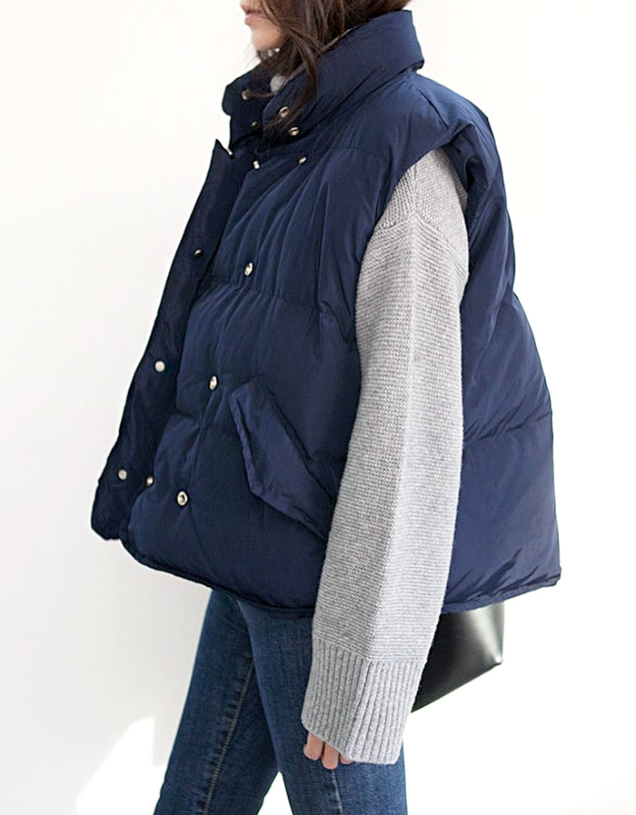 Travaill�e en mode oversize, la doudoune sans manches gagne en allure cosy/warmy !
