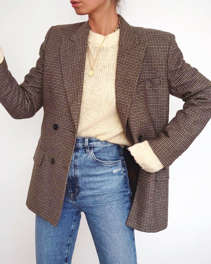 Oui au mix petit pull jaune p�le/jean d�lav�/blazer � petits carreaux marron !
