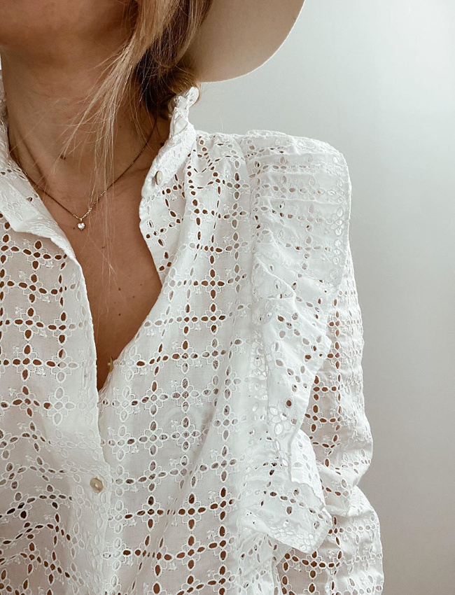 Chemise en dentelle anglaise + tr�s fin collier + blondeur = le bon mix