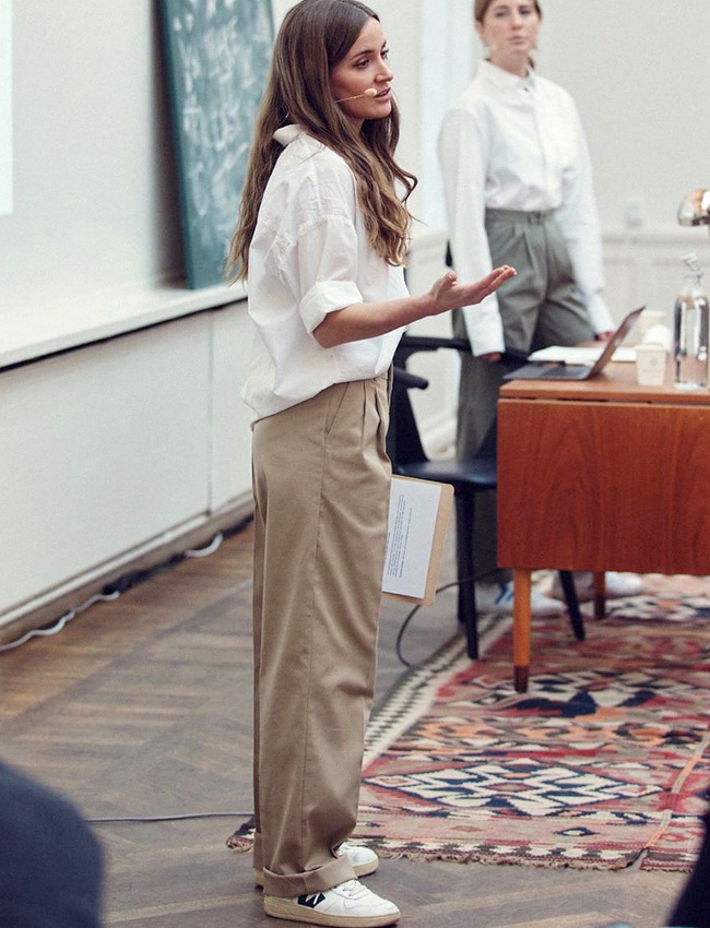 Chemise blanche un brin ample + pantalon large beige + baskets blanches = le bon mix