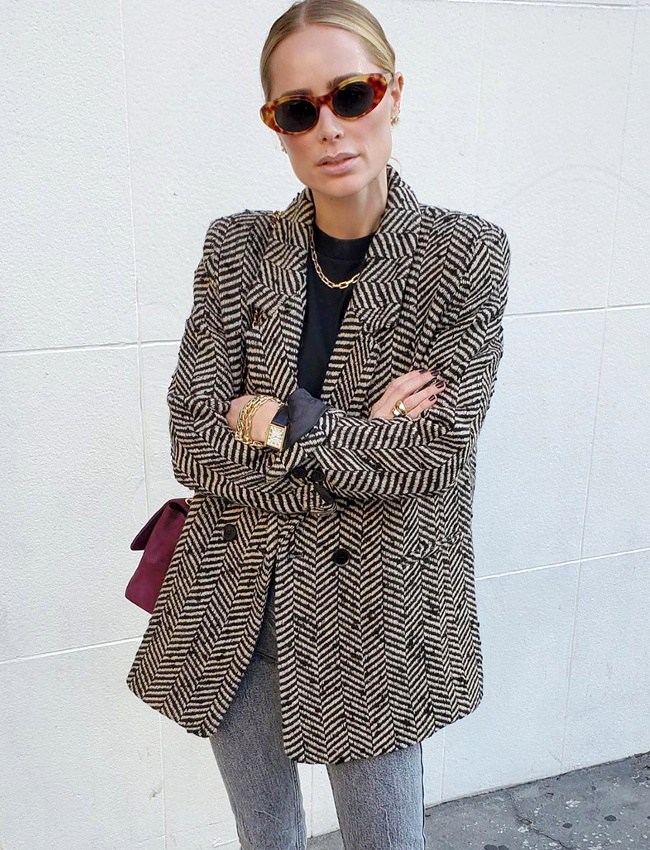Blazer � chevrons + collier cha�nette + lunettes de soleil effet �caille de tortue = le bon mix