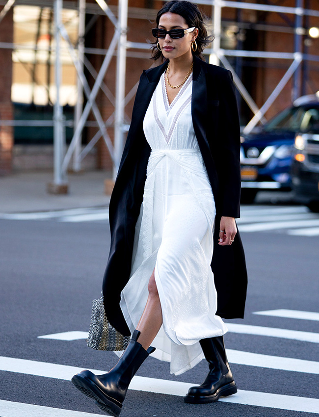 Boots noires massives + robe blanche d�licate = le bon mix