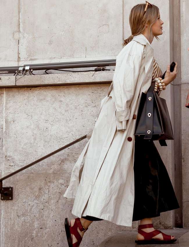 Oui aux looks de transition mixant sandales et pi�ces couvrantes !