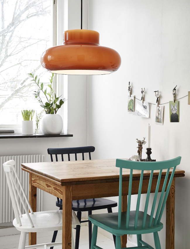 Abat-jour design en verre + table en bois = le bon mix