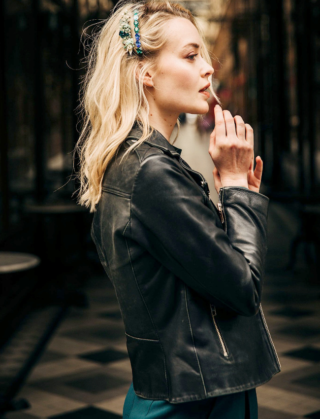 Oui au t�lescopage entre perfecto en cuir noir et barrettes � cristaux color�s !