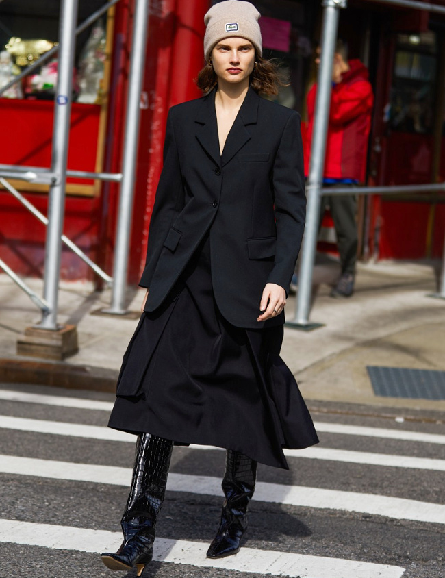 Rien de tel qu'une paire de bottes effet croco pour d�rider un ensemble aust�re !