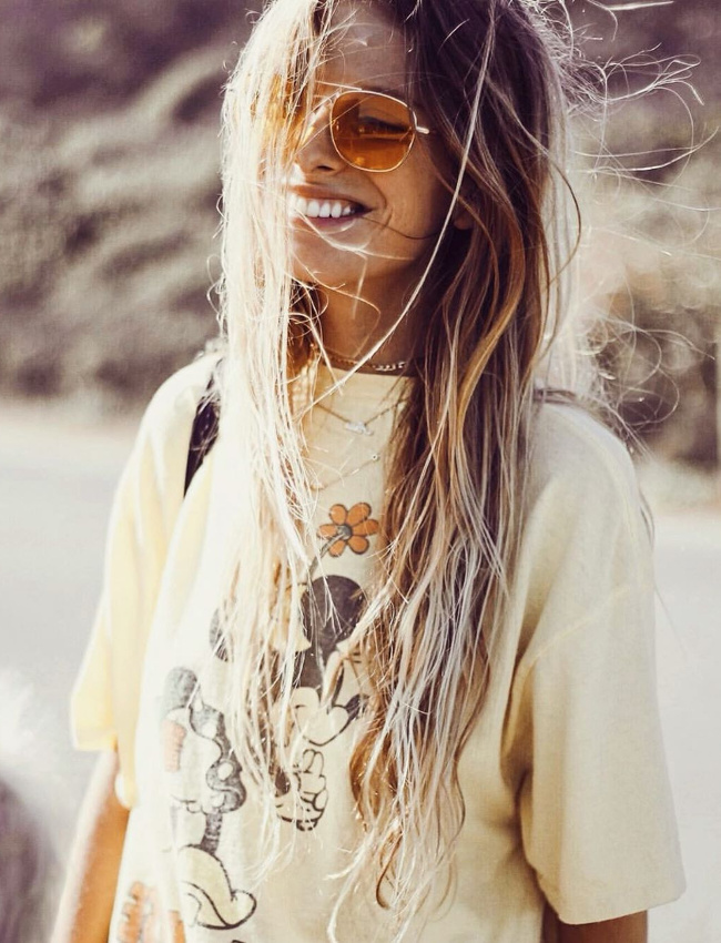 Tee-shirt funky + longs cheveux + lunettes aviateur = le bon mix