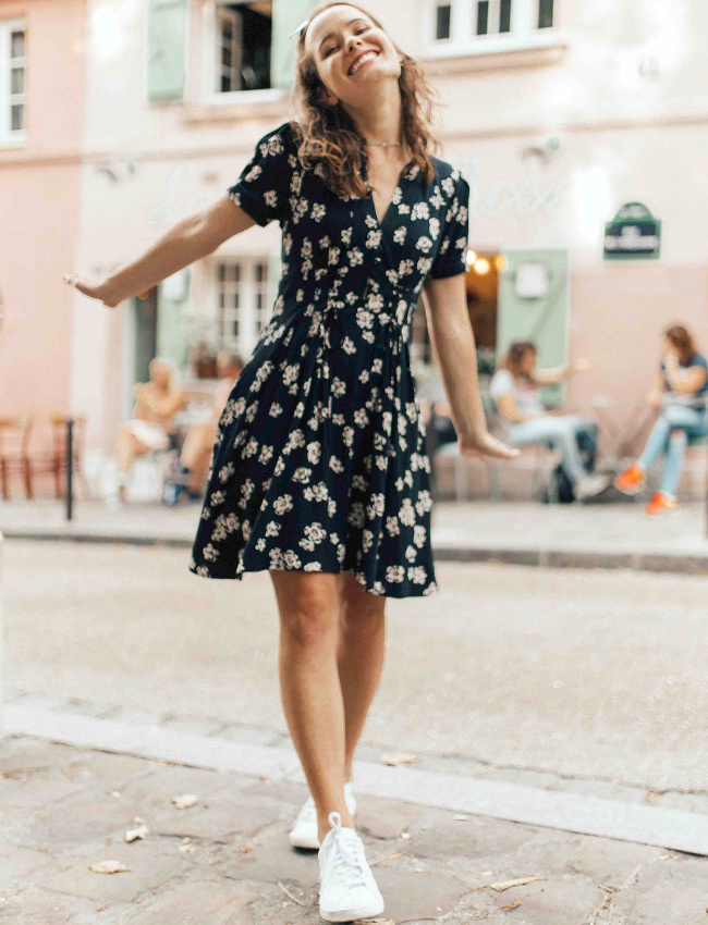 Petite robe noire fleurie + baskets blanches = le bon mix