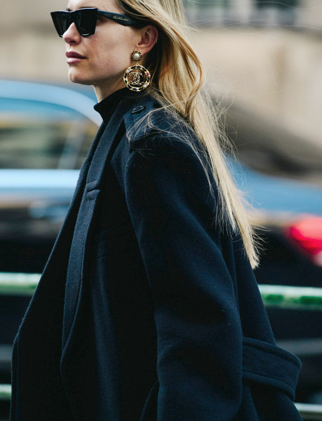 Rien de tel qu'une paire de boucles d'oreilles ostentatoires pour booster un total look noir !