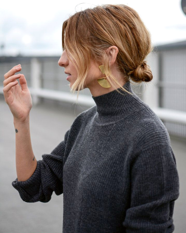 Rien de tel que le mix chignon bas + boucles d'oreilles dor�es pour illuminer un pull tout simple !